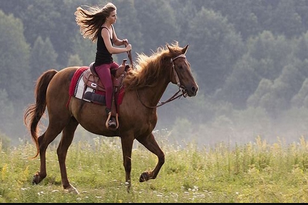 Cabalgar feliz con un caballo