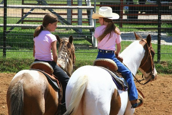 Niñas paseando a caballo