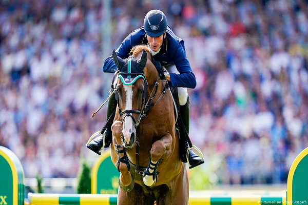 ¿Cómo se llaman los que montan caballos de salto?